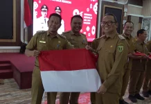 Sambut HUT RI ke 81, Pemkab Tabalong Bagikan Ratusan Bendera ke Seluruh Kecamatan