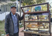 Dani Tetap Semangat Berjualan Donat di Bawah Jembatan Barito
