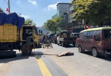 Antrean SPBU Mengular, Warga Keluhkan Akses Jalan Tertutup