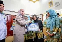 Apresiasi Perjuangan Kafilah, Wali Kota Banjarbaru Serahkan Bonus MTQN XXXVII
