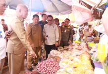 Gubernur Muhidin Cek Harga Pangan di Pasar Keramat Barabai