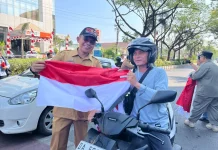 Bagi-Bagi Bendera Merah Putih dengan 'Catatan'!