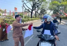 Bagian Umum Banjarmasin Ikut Bagikan Bendera Merah Putih ke Pengguna Jalan