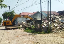Rumah Dua Lantai Tak Berpenghuni Ambruk, Timpa Rumah Tetangga di Gambut
