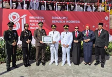 Bupati Serahkan Empat Penghargaan kepada Kejari Barito Kuala