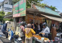 Warung Lili Jual Nasi Uduk Ayam Kremes Rp10 Ribu, Kremesan Sepuasnya