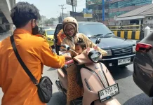 Kabut Asap Makin Pekat, BPBD Banjarmasin Turun Bagikan Masker ke Warga