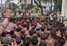 Penyampaian Aspirasi di DPRD Kalsel, Dua Peserta Aksi Ditangani Medis