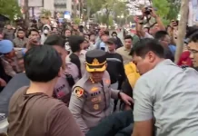 Kapolresta Banjarmasin Bantu Evakuasi Mahasiswa Pingsan saat Aksi