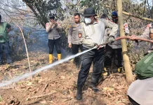 Polda Kalsel Uji Coba Padamkan Karhutla Pakai Tepung dan Cairan Khusus