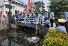 RRI Banjarmasin Tebar Ribuan Benih Ikan dan Bagikan Masker Gratis