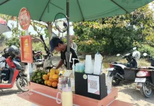 Terik Cuaca Jadi Peluang, Indra Raup Pelanggan dari Es Jeruk