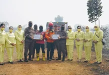 Dimoment Hari Lahir Kejaksaan, Petugas Karhutla Dapat Bantuan Sembako