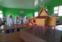 Seniman Masuk Sekolah Kenalkan Miniatur Rumah Adat Banjar