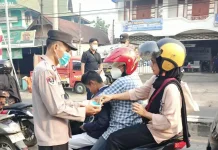 Antisipasi ISPA, Polsek Banjarmasin Tengah Bagikan Ratusan Masker Gratis