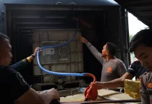 Polda Kalsel Kirim Seribu Liter Cairan Pemadam Karhutla ke Polda Kalteng
