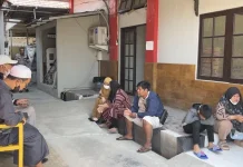 Keluarga Penumpang Virgo Transport 8 Menanti Kepastian di RS Bhayangkara