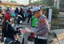 Polres Tabalong Berikan Pelayanan Humanis,Bagikan Air Mineral