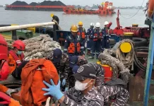 Hari Keempat, Tim SAR Evakuasi Life Raft dan Life Jacket dari KM Virgo Transport 8