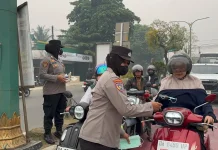 Polres Tabalong Bagikan Masker kepada Pengguna Jalan