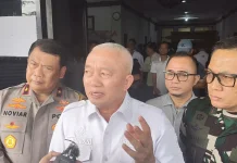 Gubernur Muhidin Beri Bantuan Pribadi Rp5 Juta untuk Korban Selamat KM Virgo
