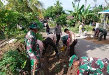 Koramil Haruyan Ajak Waga Gotong Royong Bersihkan Parit