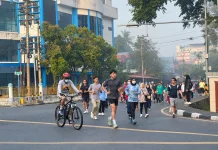 Berolahraga di tengah Kabut Asap, Warga Banjarmasin Gunakan Pelindung