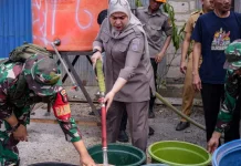 Wali Kota Banjarbaru Turun Langsung Salurkan Air Bersih ke Warga