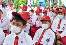 PTM Terbatas di tengah Kabut Asap, Orang Tua Biasakan Anak Kenakan Masker di Sekolah