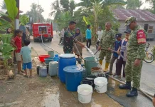 TNI Bagikan Air Bersih untuk Warga HSS
