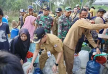 Pemkab Batola Salurkan 10 Ribu Liter Air Bersih ke Pulau Alalak