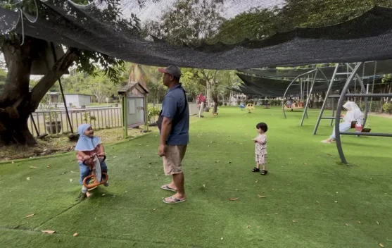Taman Kamboja, Jadi Pilihan Orang Tua  Bersantai dan Bermain Bersama Anak-Anaknya