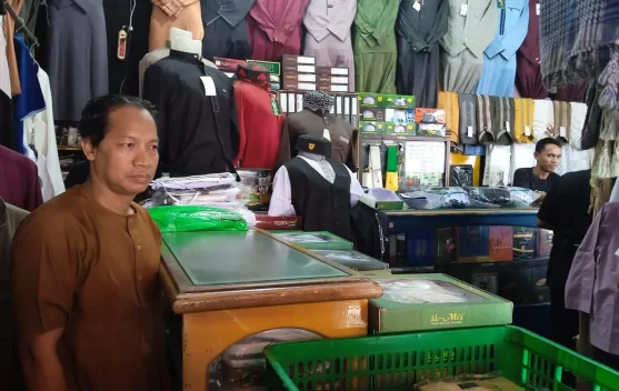 Toko Arrasyid Puluhan Tahun Tetap Ramai Pembeli