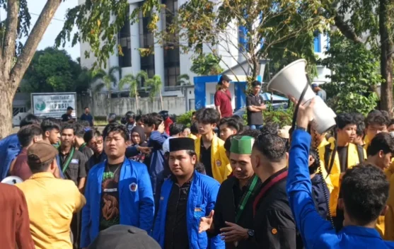 Aksi Mahasiswa Suarakan Lima Tuntutan Utama di Gedung DPRD Kalsel