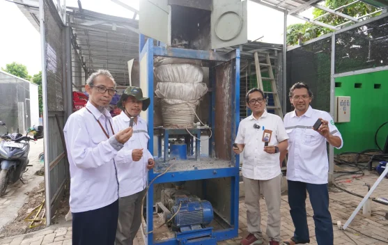ULM Ubah Sampah Plastik Jadi Ecowood, Solusi Baru Persoalan Lingkungan