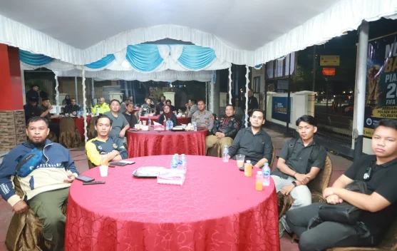 Hanis Patroli, Kapolres Nobar Piala Dunia Bersama Warga dan Awak Media