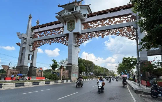Gerbang “Maut” Batas Kota Ancam Keselamatan Warga, Keramik Berjatuhan Tak Terawat!