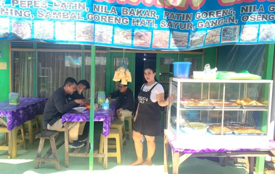 Warung Kahayang Emih Tawarkan Nasi Campur Harga Terjangkau