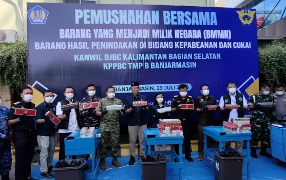Bea Cukai Kalbagsel Musnahkan Rokok Ilegal dan Minol Puluhan Miliar
