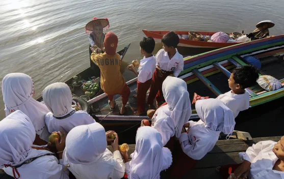Arbainah Menjaga Tradisi dan Semangat Berbagi di Pasar Terapung Lok Baintan