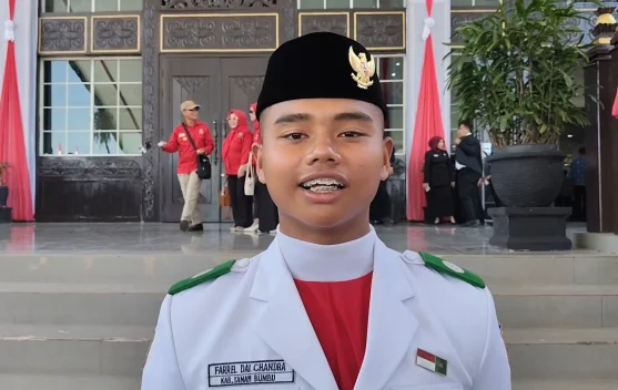 Farrel Bangga Jadi Pengibar Bendera Pusaka Kalsel