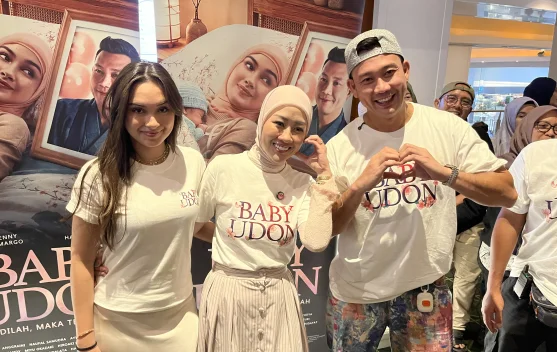 Denny Sumargo dan Caitlin Sapa Penonton "Baby Udon" di Banjarmasin