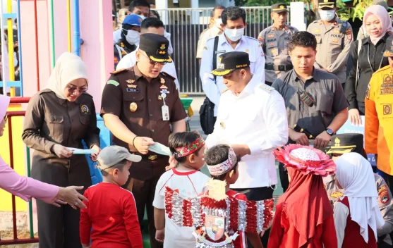 Cegah Dampak Asap Karhutla, Pemkab Batola Bagikan Masker