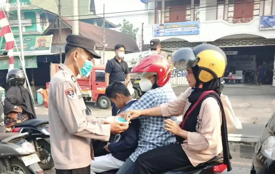 Antisipasi ISPA, Polsek Banjarmasin Tengah Bagikan Ratusan Masker Gratis