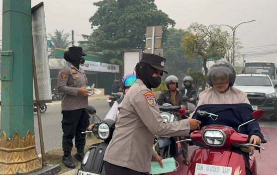 Polres Tabalong Bagikan Masker kepada Pengguna Jalan