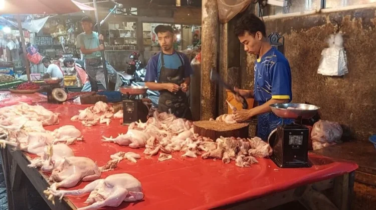 Harga Daging Ayam dan Minyak Goreng Terus Naik