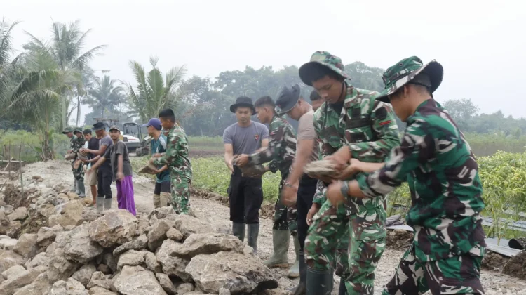TNI, Polri dan Masyarakat Berjibaku Bangun Jalan di Desa Sukamenak