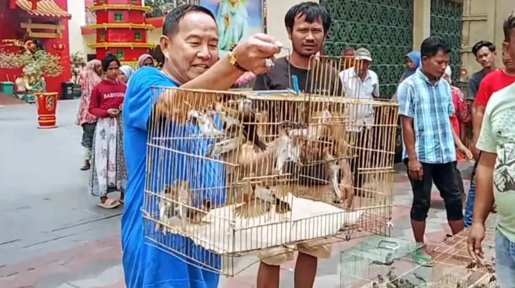 Warga Tionghoa Sambut Imlek Penuh Tradisi di Vihara Avalokitesvara