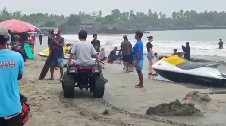 Libur Imlek, Pantai Anyer Dipadati Wisatawan