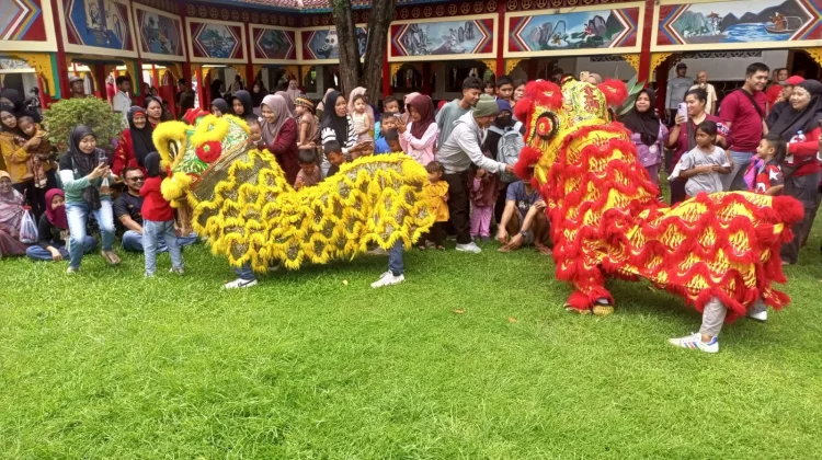 Barongsai Meriahkan Imlek 2577 di Vihara Avalokitesvara